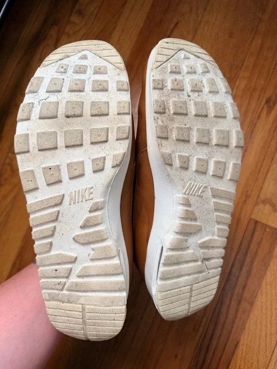 Nike Women’s Tan Chelsea-Style Leather Ankle Boots with White Sole - Picture 5 of 6